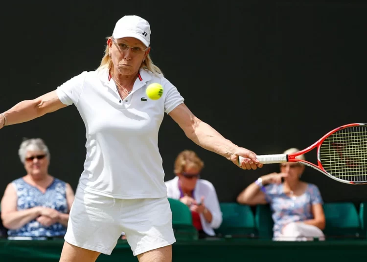 Διαγνώστηκε με καρκίνο σε λαιμό και στο στήθος η θρυλική Ναβρατίλοβα