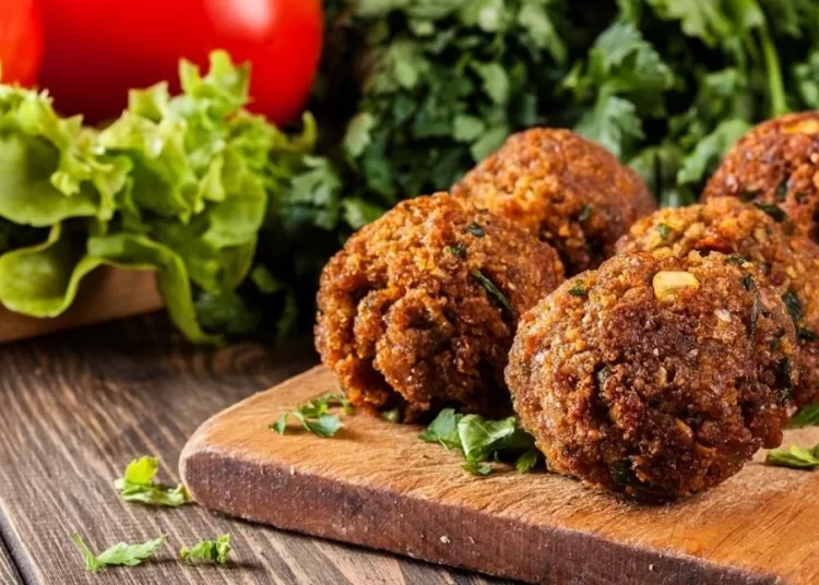 Συνταγή για λαχταριστούς ντοματοκεφτέδες φούρνου -Βάζεις όλα τα υλικά σε ένα μπoλ κι ανακατεύεις