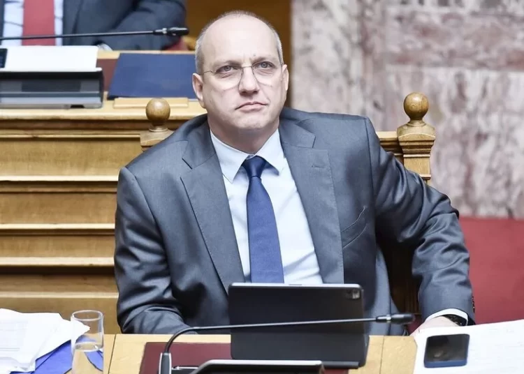 Σηκώνει το «γάντι» η κυβέρνηση: «Περιμένουμε την πρόταση μομφής»