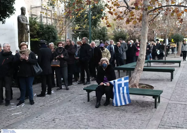 Κηδεία τέως βασιλιά Κωνσταντίνου: Ουρά εκατοντάδων μέτρων στο λαϊκό προσκύνημα