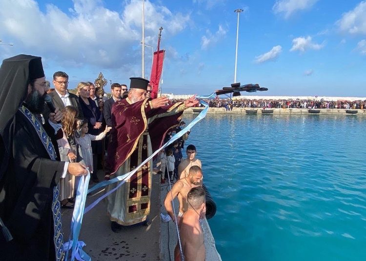 Με λαμπρότητα και κατάνυξη εορτάστηκαν τα Θεοφάνεια στο λιμάνι της Κυλλήνης (Φωτο)