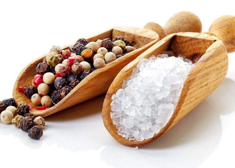 Πώς θα μειώσουμε -εύκολα- το αλάτι από τη διατροφή μας
