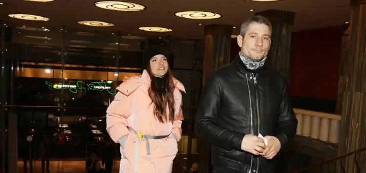 Εριέττα Κούρκουλου Λάτση: Το casual σύνολο με χρωματιστό puffer στο θέατρο