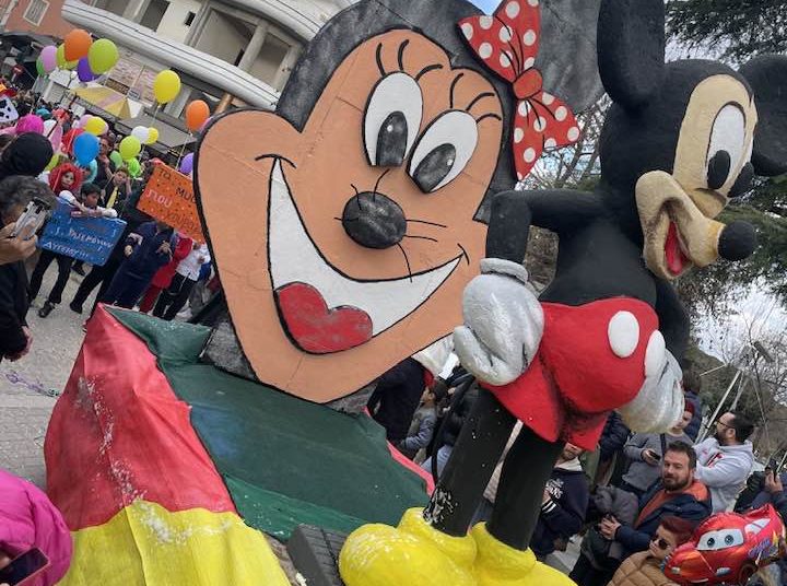 Καρναβάλι Αμαλιάδας 2023: Με σατυρικά άρματα, πολύ κόσμο, μεγάλο κέφι η παρέλαση (Φωτο)