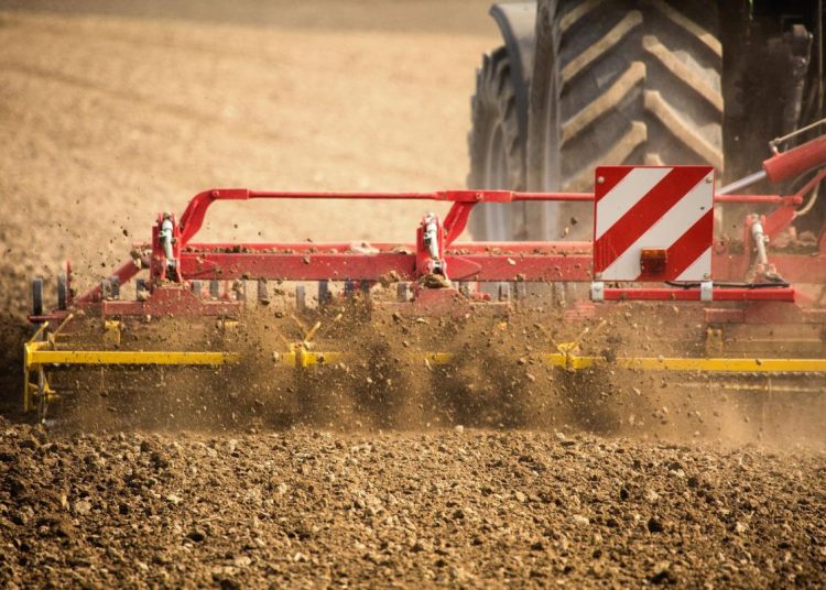 Αγροτικά: Δόσεις σε αγρότες με οφειλές- Εντός Μαΐου το αγροτικό πετρέλαιο