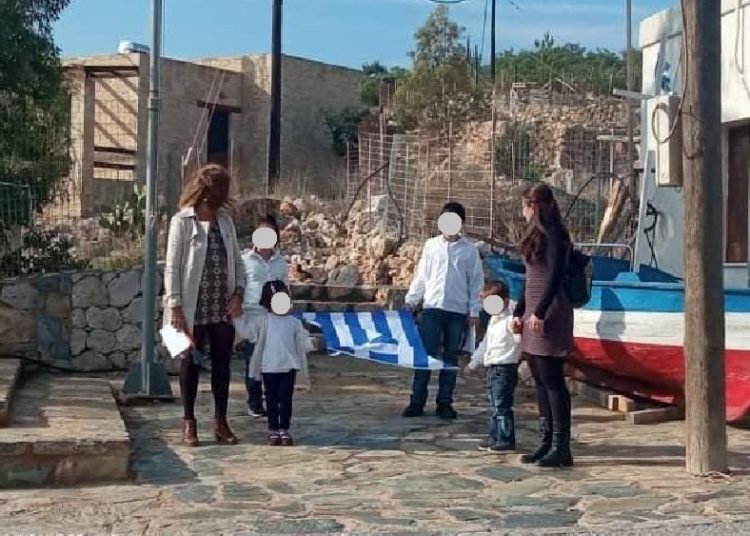 Πώς μια ιδιωτική εταιρεία υποκαθιστά το κράτος και “σπουδάζει” δύο παιδιά της Γαύδου