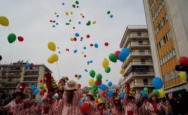 Ένα ατέλειωτο πανηγύρι κεφιού, χορού και διασκέδασης η μεγάλη παρέλαση του Πατρινού Καρναβαλιού – ΔΕΙΤΕ ΦΩΤΟ