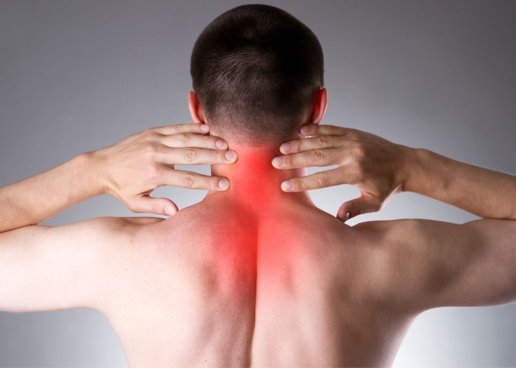 Αυχένας: Η καθημερινή κίνηση που τον επιβαρύνει