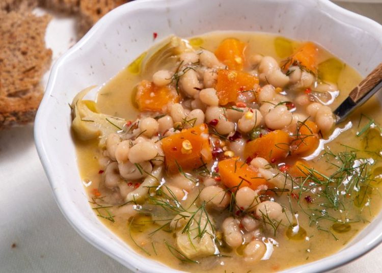 Φασολάδα λεμονάτη με πιπεριές και πράσα