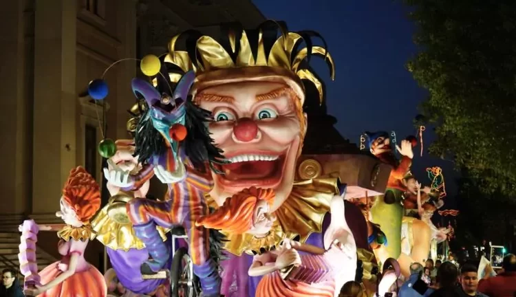 Πατρινό Καρναβάλι 2023: Φαντασμαγορική η παρθενική κάθοδος των αρμάτων στους δρόμους της πόλης ΦΩΤΟ