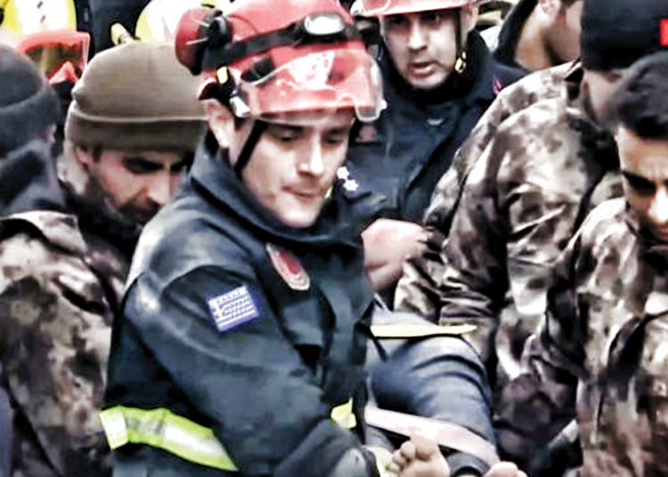 Τουρκία: Οι Έλληνες διασώστες ανέσυραν ζωντανούς δύο κοριτσάκια και έναν άνδρα – Συγκλονίζουν οι ηρωικές προσπάθειές τους