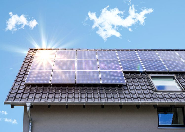 Φωτοβολταϊκά και ηλιακοί θερμοσίφωνες: Κρατική επιδότηση έως και 100% για τις δαπάνες – Οι δικαιούχοι