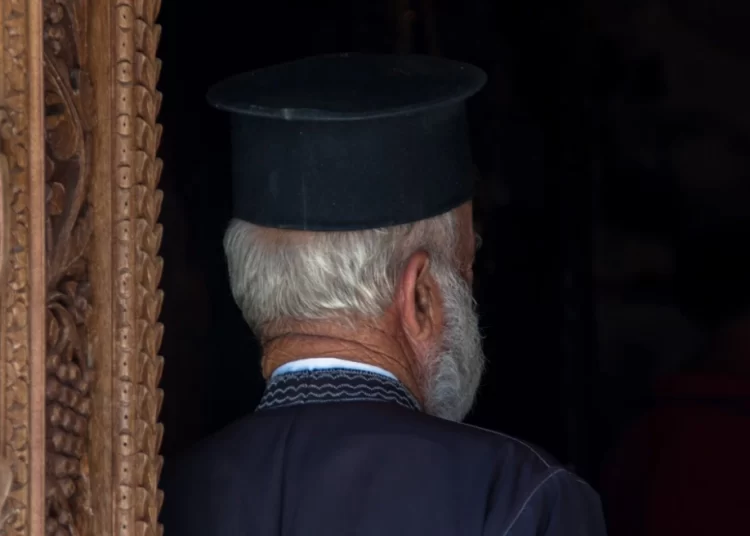 Ιερέας σε αμόκ έβρισε, χτύπησε και κλείδωσε πιστούς μέσα σε εκκλησία!