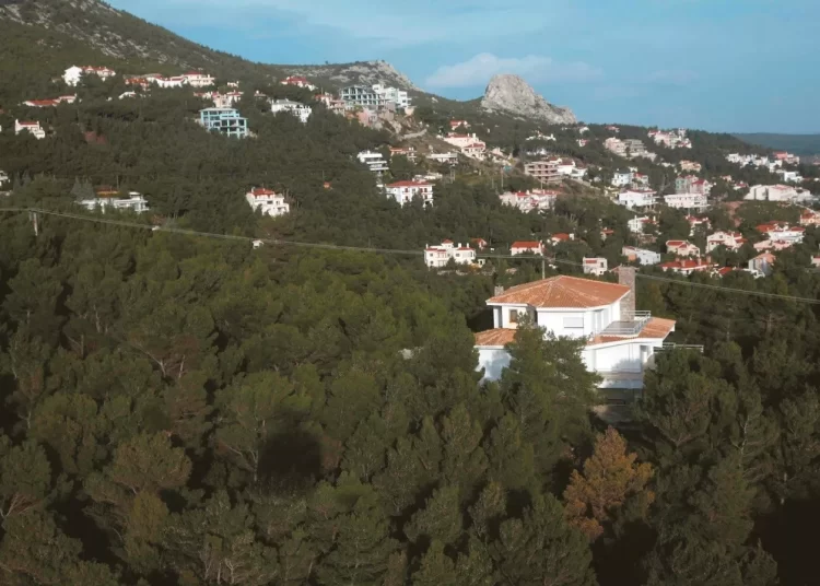 Καταπατημένα: Ακίνητα με εκπτώσεις 80% και δόσεις από 100 ευρώ το μήνα