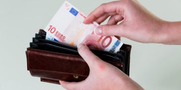 Κατώτατος μισθός: Τα δύο σενάρια αυξήσεων από Απρίλιο