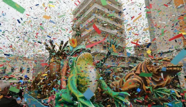 «Πατρινό καρναβάλι για πάντα»: Ένα «ποτάμι» χαράς, έμπνευσης και δημιουργίας – Στο δρόμο πάνω από 50.000 καρναβαλιστές