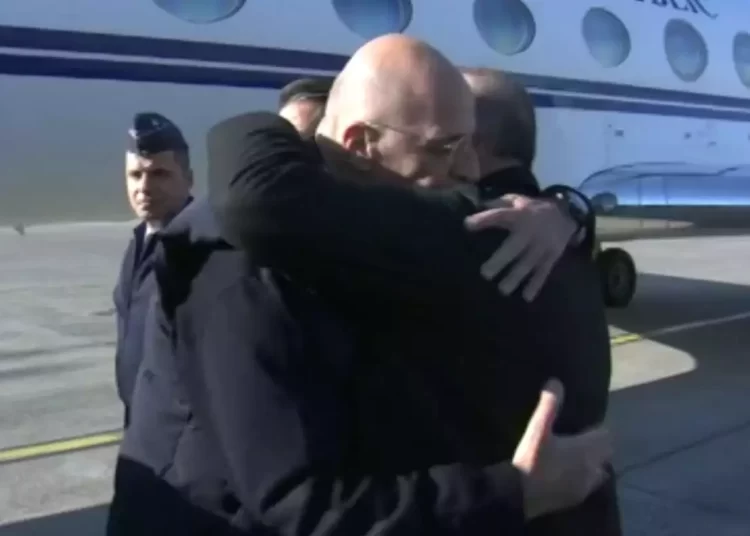 Σεισμός στην Τουρκία: Έφτασε ο Νίκος Δένδιας – Η αγκαλιά συμπαράστασης στον Τσαβούσογλου