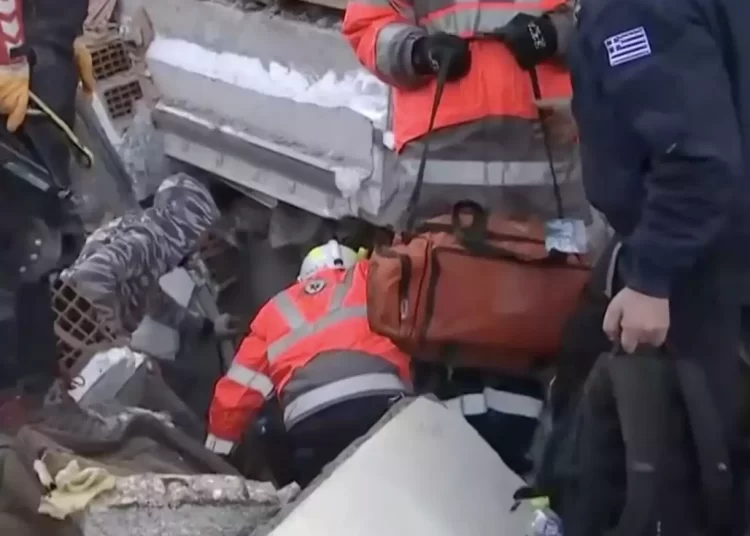 Σεισμός στην Τουρκία: Η ΕΜΑΚ έσωσε ακόμα ένα αγόρι και μια γυναίκα από τα χαλάσματα – Πάνω από 7.800 οι νεκροί συνολικά