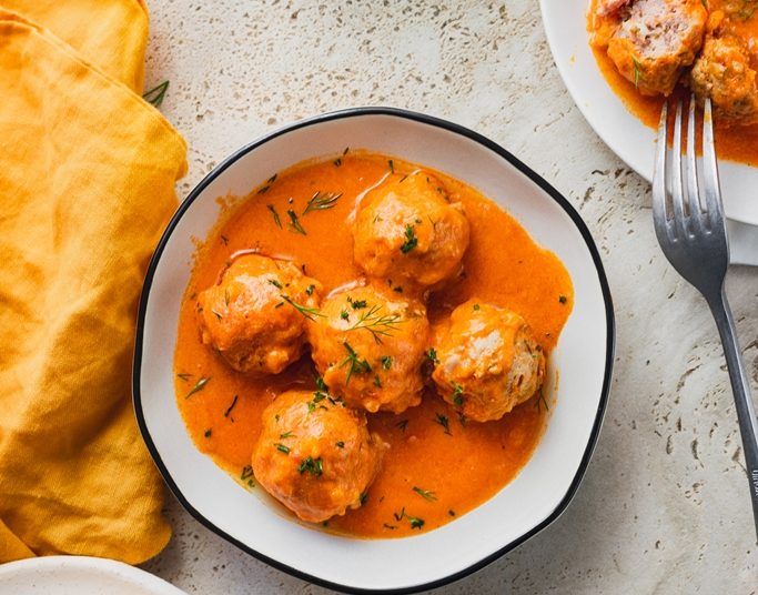 Κοκκινιστά γιουβαρλάκια με αυγολέμονο