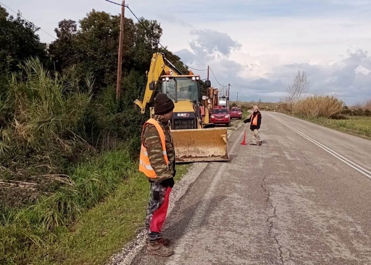 Καθαρισμοί τάφρων στον οδικό άξονα Γαστούνης-Βαρθολομιού