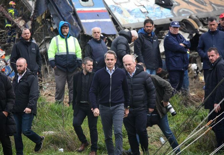 Κυβέρνηση: Έχει βαρύτατες ευθύνες για την τραγωδία αλλά κρύβεται πίσω από τον σταθμάρχη