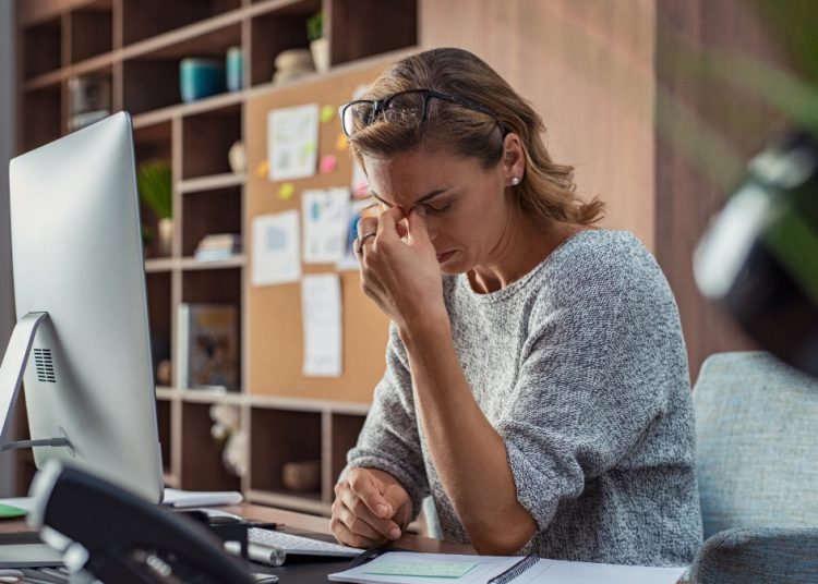 Πονοκέφαλος: Τέσσερα κόλπα για άμεση ανακούφιση χωρίς φάρμακα