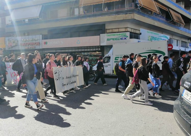 Πύργος: Γέμισε η πόλη μαθητές-Διαδήλωσαν για τα θύματα των Τεμπών