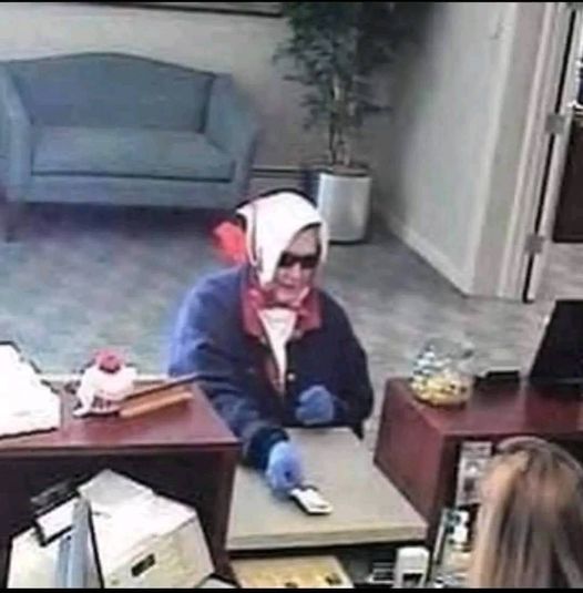 Η ηλικιωμένη κυρία και… η ταμίας της Τράπεζας