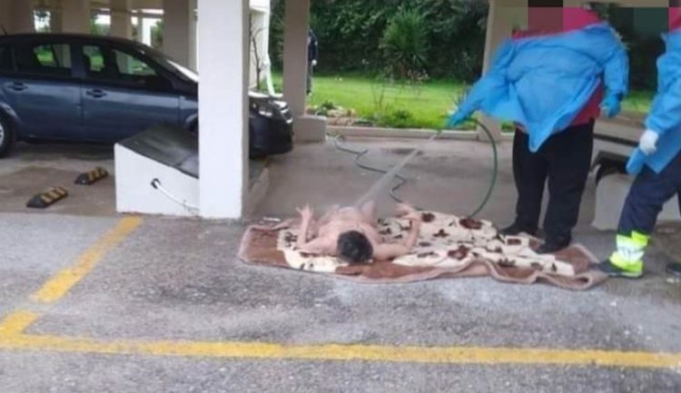 Εικόνες ντροπής στον Ωρωπό: Έπλυναν με λάστιχο γυμνή ηλικιωμένη