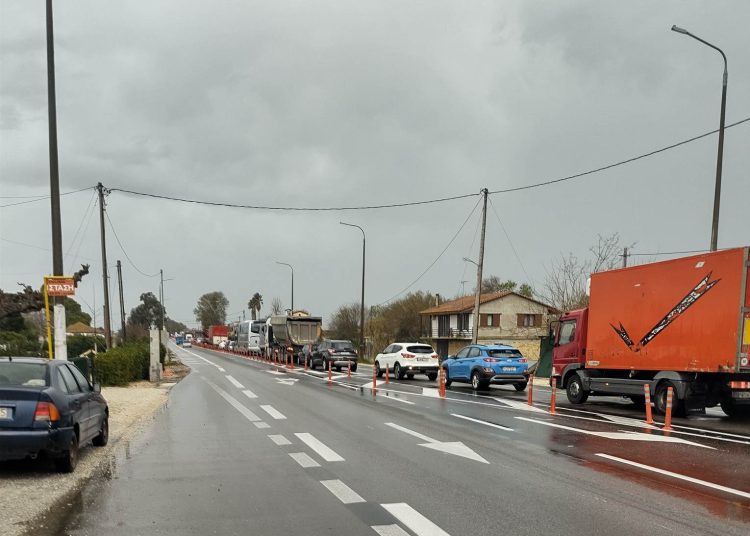 Πατρών-Πύργου: Ουρά χιλιομέτρων-Ξέμεινε φορτηγό ανάμεσα σε κορίνες & οχήματα