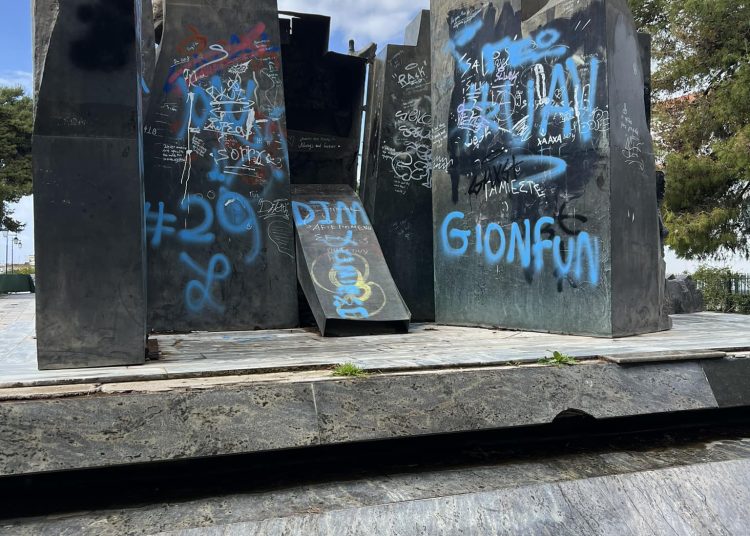 ΠΥΡΓΟΣ: Βανδαλισμένα Μνημεία και μια πόλη που υποκριτικά τιμά τους Ήρωες – Με δοξολογίες και παρελάσεις…