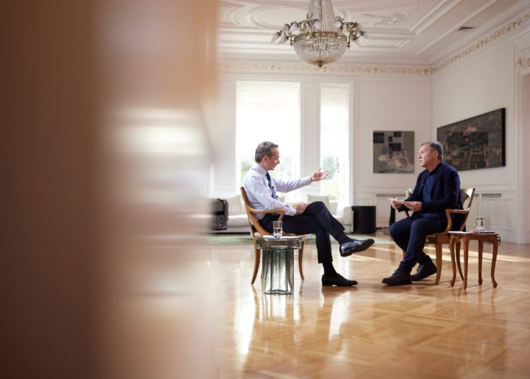 Συνέντευξη Μητσοτάκη στον Θεοδωράκη: Σοβαρή καταγγελία για ψεύτικη ερώτηση επιζώντα