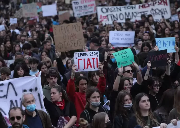 Απεργία: «Παραλύει» σήμερα η χώρα: Ποιοι συμμετέχουν στις κινητοποιήσεις – Κλειστά σχολεία, δεμένα πλοία, ακινητοποιημένα ΜΜΜ