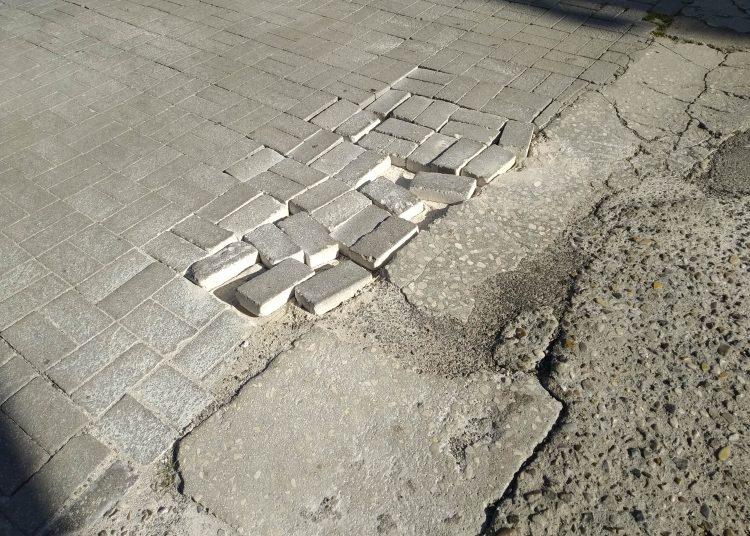 Πύργος: Παγίδα για οχήματα στην οδό Αιόλου-Αποκολλήθηκε πλακόστρωτο