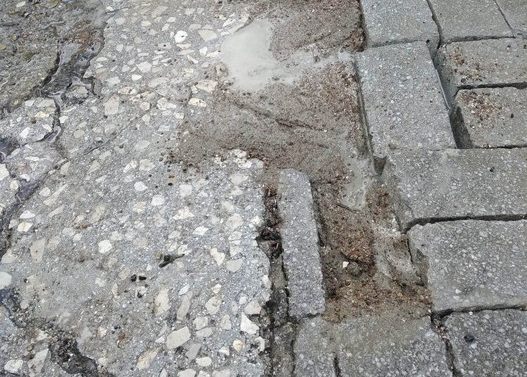 Πύργος-Οδός Αιόλου: Έριξαν τσιμέντο για να κολλήσουν τις πλάκες αλλά η βροχή το παρέσυρε