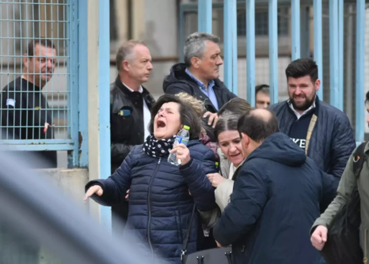 Σύγκρουση τρένων στα Τέμπη: Συγκλονιστικές μαρτυρίες χαροκαμένων συγγενών, κραυγή αγωνίας για τους αγνοούμενους