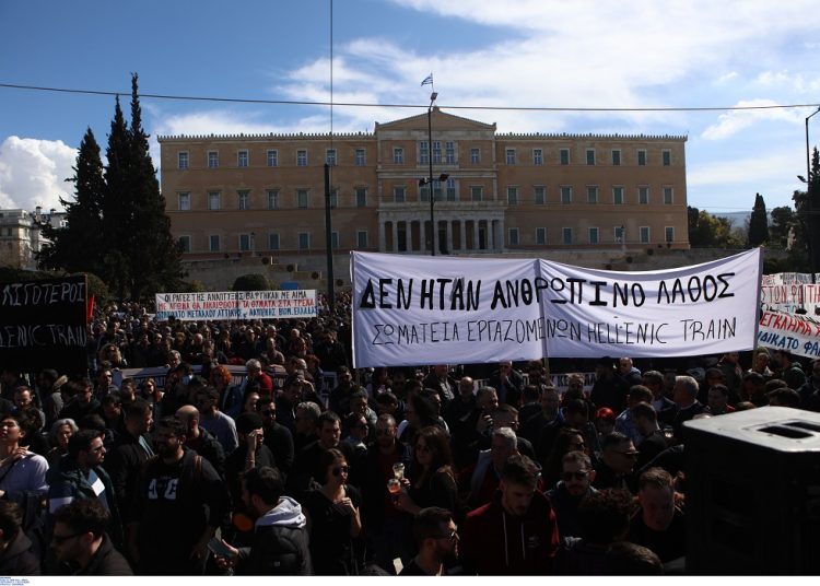 Καθολική απεργία σε δημόσιο και ιδιωτικό τομέα την Πέμπτη
