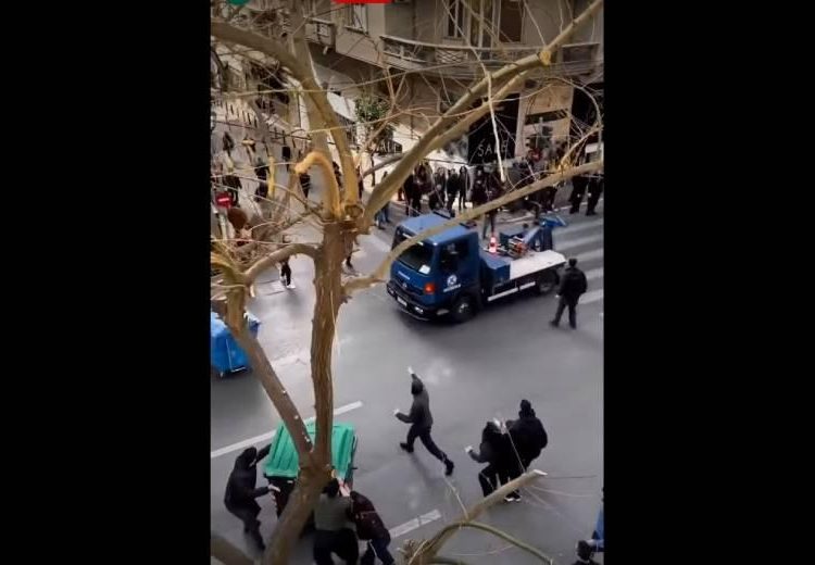 Τα βίντεο της ντροπής: Γερανός της ΕΛ.ΑΣ. κατά διαδηλωτών