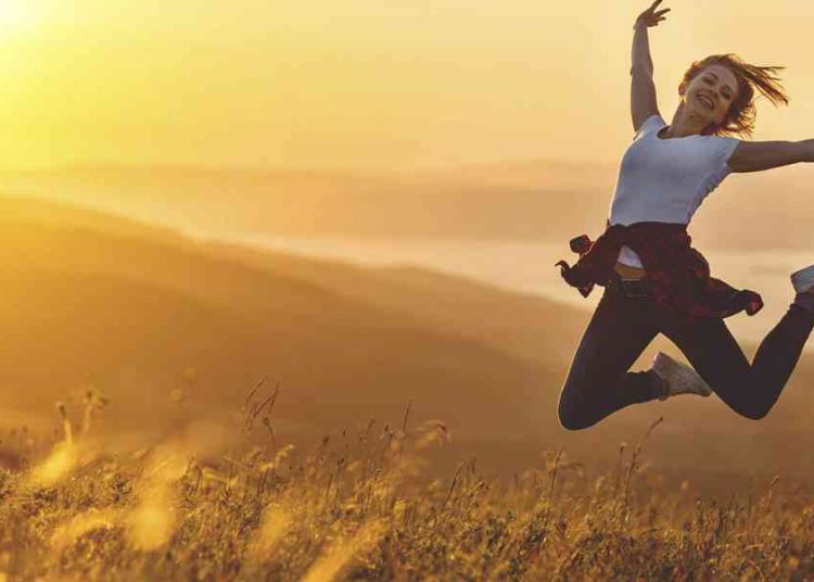 Μια ψυχολόγος αποκαλύπτει τις τέσσερις συνήθειες των ευτυχισμένων ανθρώπων