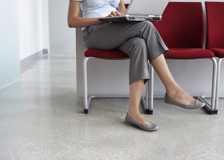 Κάθεστε σταυροπόδι; Γιατί αυτό μπορεί να μην είναι καλό για την υγεία σας