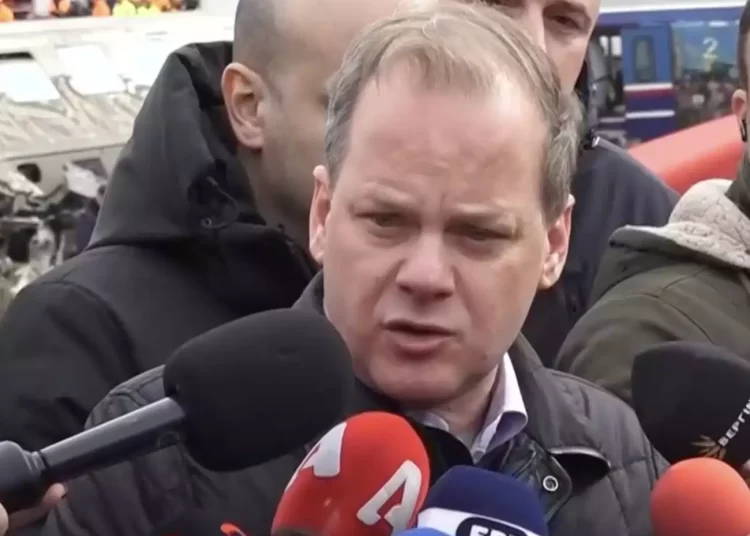 Το Μαξίμου καλεί τον Καραμανλή να μιλήσει στη Βουλή για τα Τέμπη – Η διχογνωμία στη ΝΔ για την υποψηφιότητά του