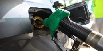 Καύσιμα: Παντού πέφτει η τιμή, στην Ελλάδα παίζουν χρηματιστήριο Λάτσης-Βαρδινογιάννης
