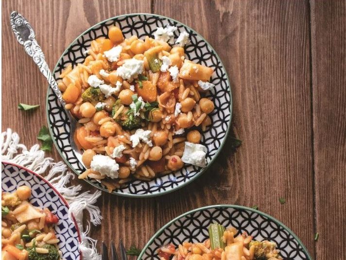 Ρεβίθια με κριθαράκι, λαχανικά και ντομάτα