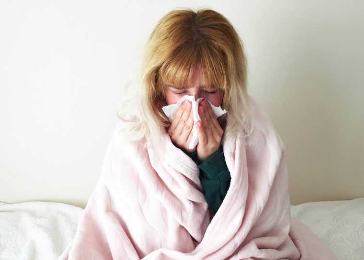 Αρρωσταίνετε συχνά; Μήπως φταίει ότι κοιμάστε λίγο; Πόσες ώρες αυξάνουν τον κίνδυνο λοιμώξεων