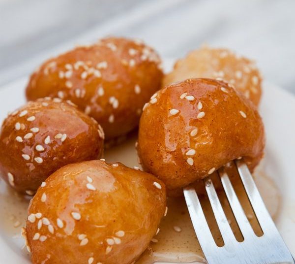 Φτιάχνουμε λουκουμάδες: 12 συνταγές για πρωινό, απογευματινό ή brunch