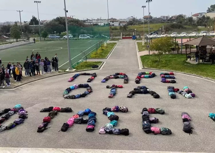 Σύγκρουση τρένων στα Τέμπη: «Πάρε όταν φτάσεις» – Μαθητές σχολείων τιμούν τη μνήμη των θυμάτων