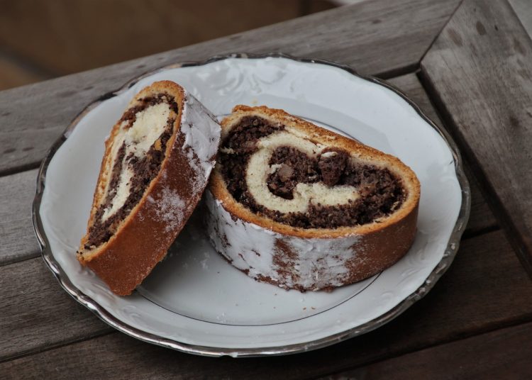 Νηστίσιμη, μοναστηριακή σταφιδόπιτα με μπαχαρικά και μέλι