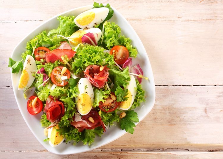 7 έξυπνοι και υγιεινοί τρόποι να προσθέσετε πρωτεΐνη στις σαλάτες σας