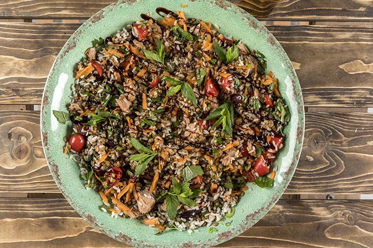 Ζεστή σαλάτα με φακές Φαρσάλων και σάλτσα δυόσμου