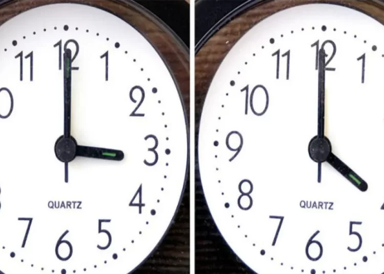 Μία ώρα μπροστά τα ρολόγια τα ξημερώματα της Κυριακής